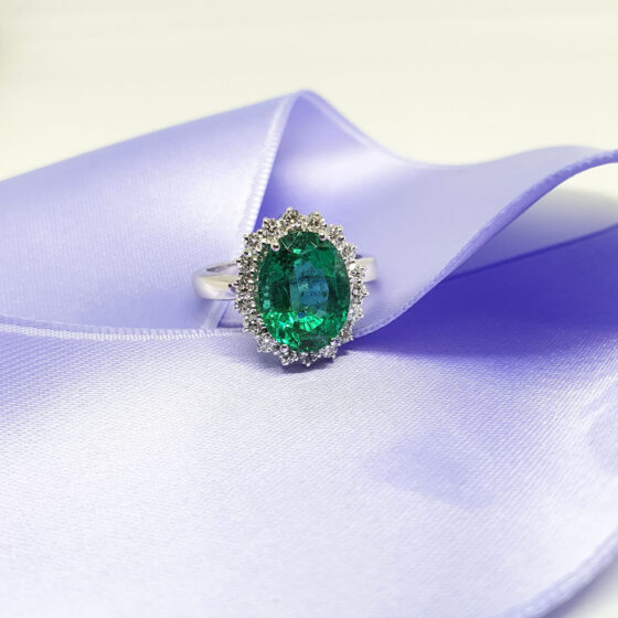 Anello con smeraldo taglio ovale e diamanti