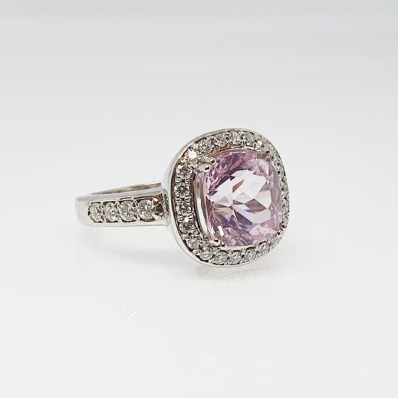 Anello in oro bianco diamanti e kunzite